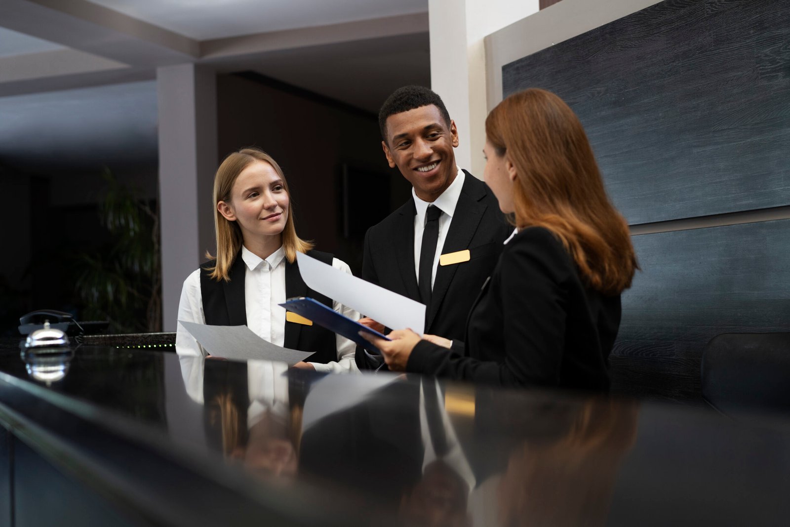 receptionists-elegant-suits-work-hours (1)