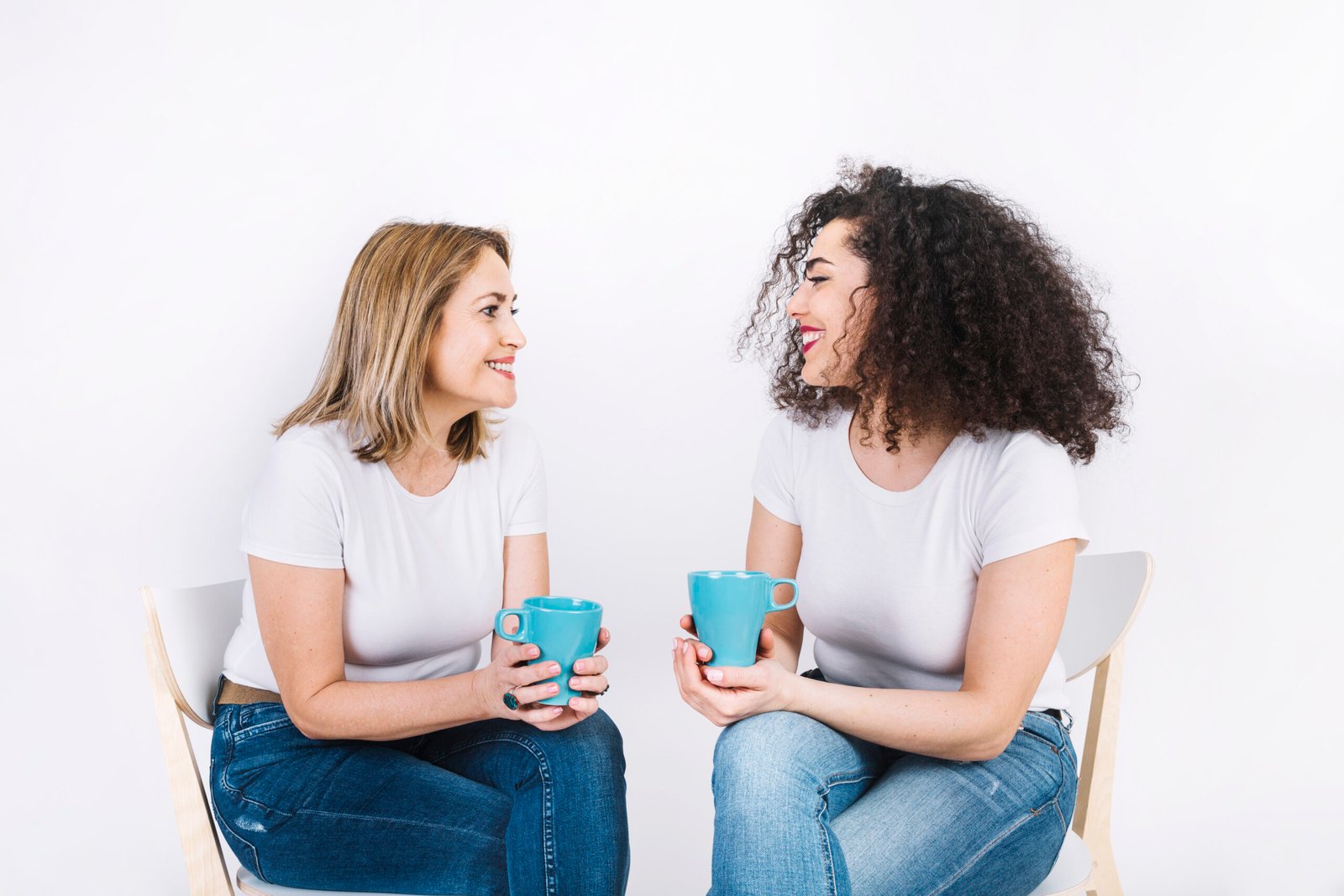 women-with-mugs-smiling-talking
